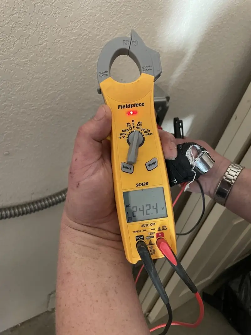 Voltage testing with clamp meter during Circuit Breaker Repair in Green Oaks